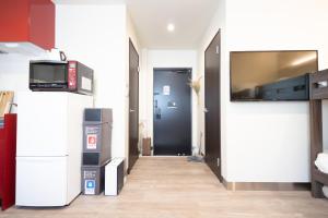 A kitchen or kitchenette at “1ST ROOM” 内装デザイナー監修！30㎡ 最大6名 経堂駅から徒歩5分 築浅 良質な暮らしを