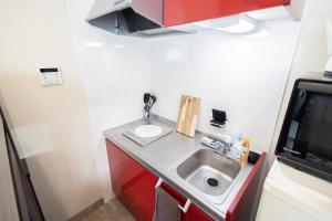 A kitchen or kitchenette at “1ST ROOM” 内装デザイナー監修！30㎡ 最大6名 経堂駅から徒歩5分 築浅 良質な暮らしを