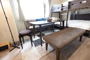 A bed or beds in a room at “1ST ROOM” 内装デザイナー監修！30㎡ 最大6名 経堂駅から徒歩5分 築浅 良質な暮らしを
