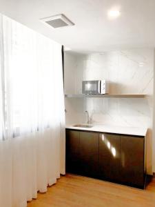 Kuchyň nebo kuchyňský kout v ubytování Grandview Residence