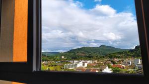 uma vista da cidade a partir de uma janela em Apartamento próximo a gramado, 25km! em Três Coroas