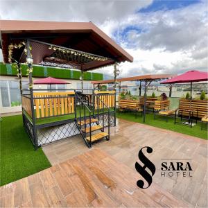 een patio in een hotel met banken en tafels bij SARA HOTEL IBARRA in Ibarra