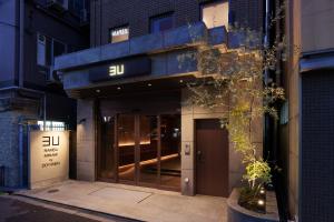 大阪市にある3U NAMBA MINAMI by DOYANENの入口付きの建物
