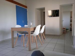 comedor con mesa y sillas blancas en Holiday complex Le Domaine du Lambon, Prailles-La Couarde - semi-detached house, en Prailles