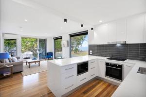 Η κουζίνα ή μικρή κουζίνα στο Bribie Waters Apartment
