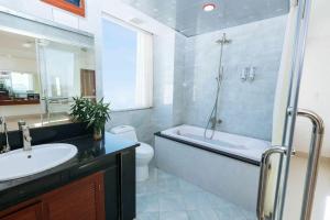 een badkamer met een bad, een toilet en een wastafel bij Emerald Boutique Hotel DaNang in Da Nang +42 foto's