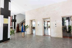 een vrouw in een hal in een gebouw bij Emerald Boutique Hotel DaNang in Da Nang