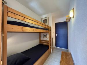 a bunk bed room with two bunk beds and a door at Appartement Peisey-Nancroix-Plan Peisey, 1 pièce, 4 personnes - FR-1-757-79 in Peisey-Nancroix