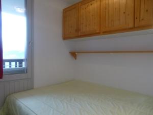 a small bedroom with a bed and a window at Appartement Peisey-Vallandry, 2 pièces, 5 personnes - FR-1-757-80 in Landry