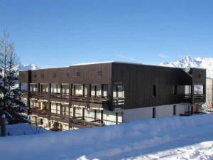ein großes Gebäude im Schnee in der Unterkunft Appartement Peisey-Nancroix-Plan Peisey, 2 pièces, 5 personnes - FR-1-757-90 in Peisey-Nancroix