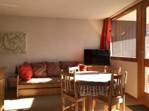 a living room with a couch and a table at Appartement Peisey-Vallandry, 2 pièces, 4 personnes - FR-1-757-85 in Landry