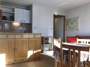 ครัวหรือมุมครัวของ Appartement Peisey-Vallandry, 2 pièces, 4 personnes - FR-1-757-85