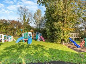 einen Spielplatz in einem Park mit Rutschen und Schaukeln in der Unterkunft Bramble Cottage-uk45596 in Verwick
