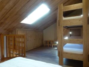 1 dormitorio con 2 literas y tragaluz en Appartement Peisey-Vallandry, 2 pièces, 6 personnes - FR-1-757-83, en Landry