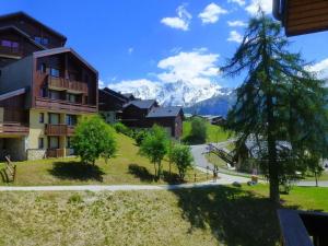 a view of a village with a mountain at Appartement Peisey-Vallandry, 2 pièces, 6 personnes - FR-1-757-83 in Landry