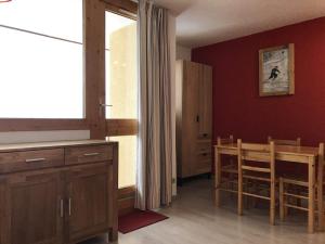a kitchen and dining room with a table and chairs at Appartement Peisey-Vallandry, 1 pièce, 4 personnes - FR-1-757-84 in Landry