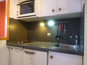 uma cozinha com um lavatório e uma bancada em Appartement Peisey-Vallandry, 1 pièce, 4 personnes - FR-1-757-84 em Landry