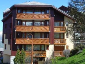 um grande edifício de apartamentos com uma grande varanda em Appartement Peisey-Vallandry, 1 pièce, 4 personnes - FR-1-757-84 em Landry