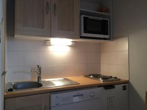 a kitchen with a sink and a microwave at Appartement Peisey-Vallandry, 2 pièces, 5 personnes - FR-1-757-86 in Landry