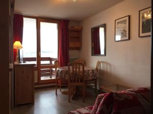 a dining room with a table and chairs and a window at Appartement Peisey-Vallandry, 2 pièces, 5 personnes - FR-1-757-86 in Landry