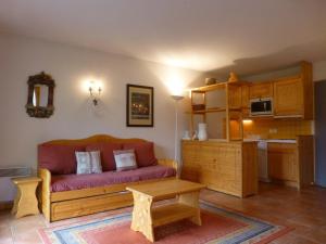 sala de estar con sofá y mesa en Appartement Peisey-Vallandry, 3 pièces, 6 personnes - FR-1-757-87, en Landry