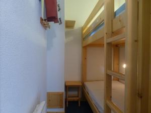Habitación pequeña con litera y escalera en Appartement Peisey-Vallandry, 3 pièces, 6 personnes - FR-1-757-87, en Landry