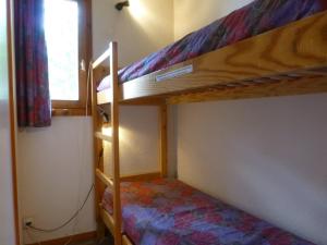 a bedroom with two bunk beds and a window at Appartement Peisey-Vallandry, 1 pièce, 4 personnes - FR-1-757-88 in Landry
