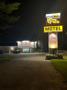 Certifikát, hodnocení, plakát nebo jiný dokument vystavený v ubytování Pine Grove Motel