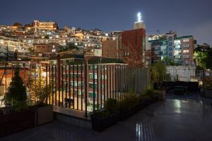 Una vista de una ciudad de noche con edificios. en La Loge, en Seúl