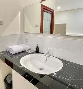 a bathroom with a sink and a mirror at Kawa Living in Krukah