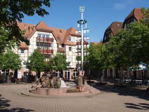 un edificio con una fuente en medio de una calle en Moderne Ferienwohnung in Leimen mit Balkon, WeHome Komfort, en Leimen