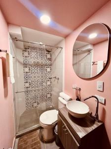 y baño con aseo, lavabo y espejo. en Casa colonial Filandia, Quindio, en Filandia