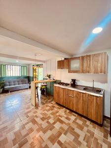 cocina con armarios de madera y mesa en Casa colonial Filandia, Quindio, en Filandia