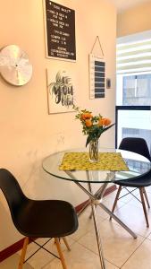 a glass table with a vase of flowers on it at Cusco Magico 7 - Minidepartamento Las Torres Kayser in Cusco
