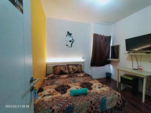 Säng eller sängar i ett rum på Bolang Apartel at Aeropolis Apartment