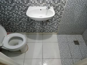 Ett badrum på Bolang Apartel at Aeropolis Apartment