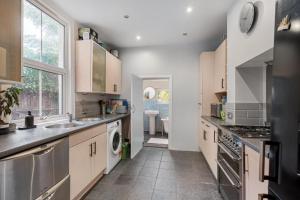 cocina con fregadero y lavavajillas en Inviting 3-Bed House in Beckenham, en Beckenham