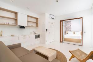 Cook's Bay Hotel & Suites的厨房或小厨房