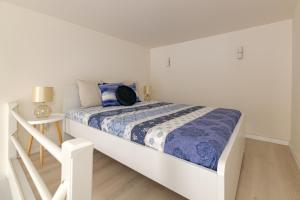 En eller flere senge i et værelse på Luxury Huge Apartman - 92m2 - 3 Bedrooms - Free Garage!