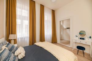 Gulta vai gultas numurā naktsmītnē Luxury Huge Apartman - 92m2 - 3 Bedrooms - Free Garage!