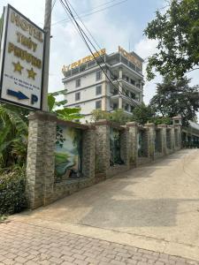 uma parede de pedra em frente a um edifício em khách sạn thúy phương 2 em Hào Gia