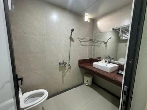 a bathroom with a toilet and a sink at khách sạn thúy phương 2 in Hào Gia