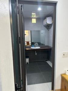 uma casa de banho com um lavatório e um espelho em khách sạn thúy phương 2 em Hào Gia