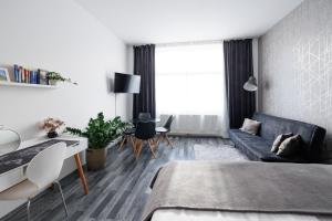 uma sala de estar com um sofá azul e uma mesa em Gemütliches App. Messe / Prater em Viena
