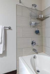 een badkamer met een bad en een wastafel bij New WeHo Luxury Apartment in Los Angeles