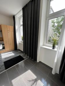 uma sala de estar com uma janela e piso em azulejo em Gemütliches App. Messe / Prater em Viena