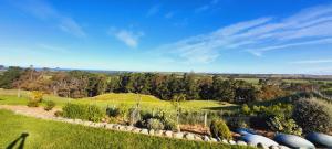 una vista aérea de un jardín con un estanque en Hill Top Retreat en Lower Dashwood