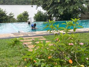 - une piscine pour deux personnes dans l'établissement SaDev Lake Villa Bandaragama, à Bandaragama