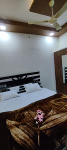 Un dormitorio con una cama con una manta. en Shree Ji Home Stay, en Ujjain