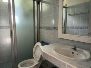 Ένα μπάνιο στο Patong Rose Guest House 50m to Beach +43 φωτογραφίες